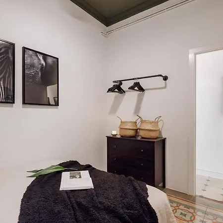 Hunde - 2 Bedrooms In Eixample Esquerra